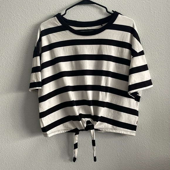 Levi's Tops - Levi's Black and White Striped Front Tie T-shirt Women's Size Large